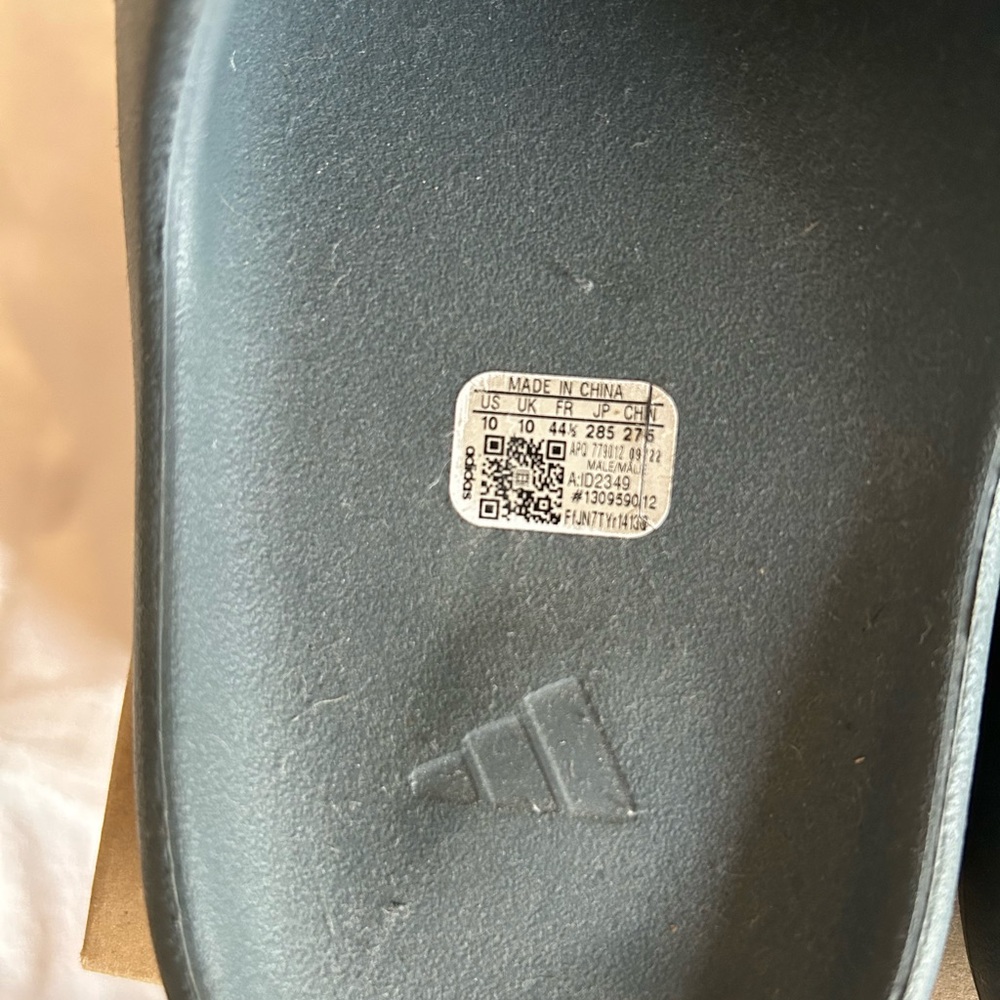 Yeezy Slides - image 3